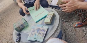 Đem tiền đi cọc lô đất, người mua nhấp nhổm lo âu vì sợ chủ nhà đổi ý, chỉ thở phào khi kí vào giấy