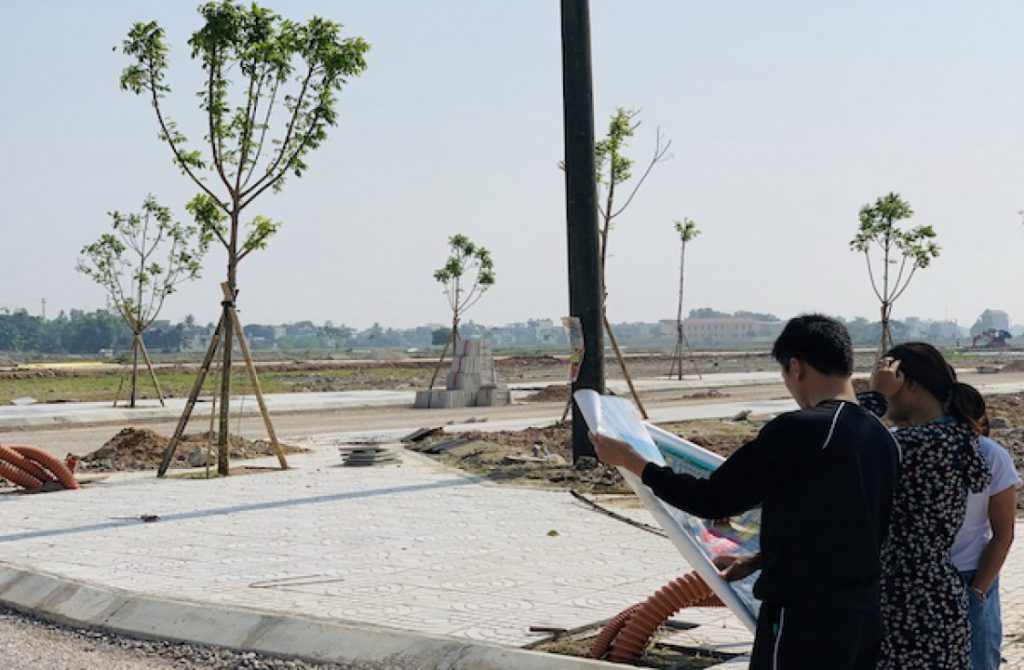 Đu đỉnh lô đất, 3 lần tụt giá, tâm trạng như ngồi trên lửa nhưng nhà đầu tư này vẫn quyết không bán và cái kết khiến môi giới tá hoả 1 Đu đỉnh lô đất, 3 lần tụt giá, tâm trạng như ngồi trên lửa nhưng nhà đầu tư này vẫn quyết không bán và cái kết khiến môi giới tá hoả