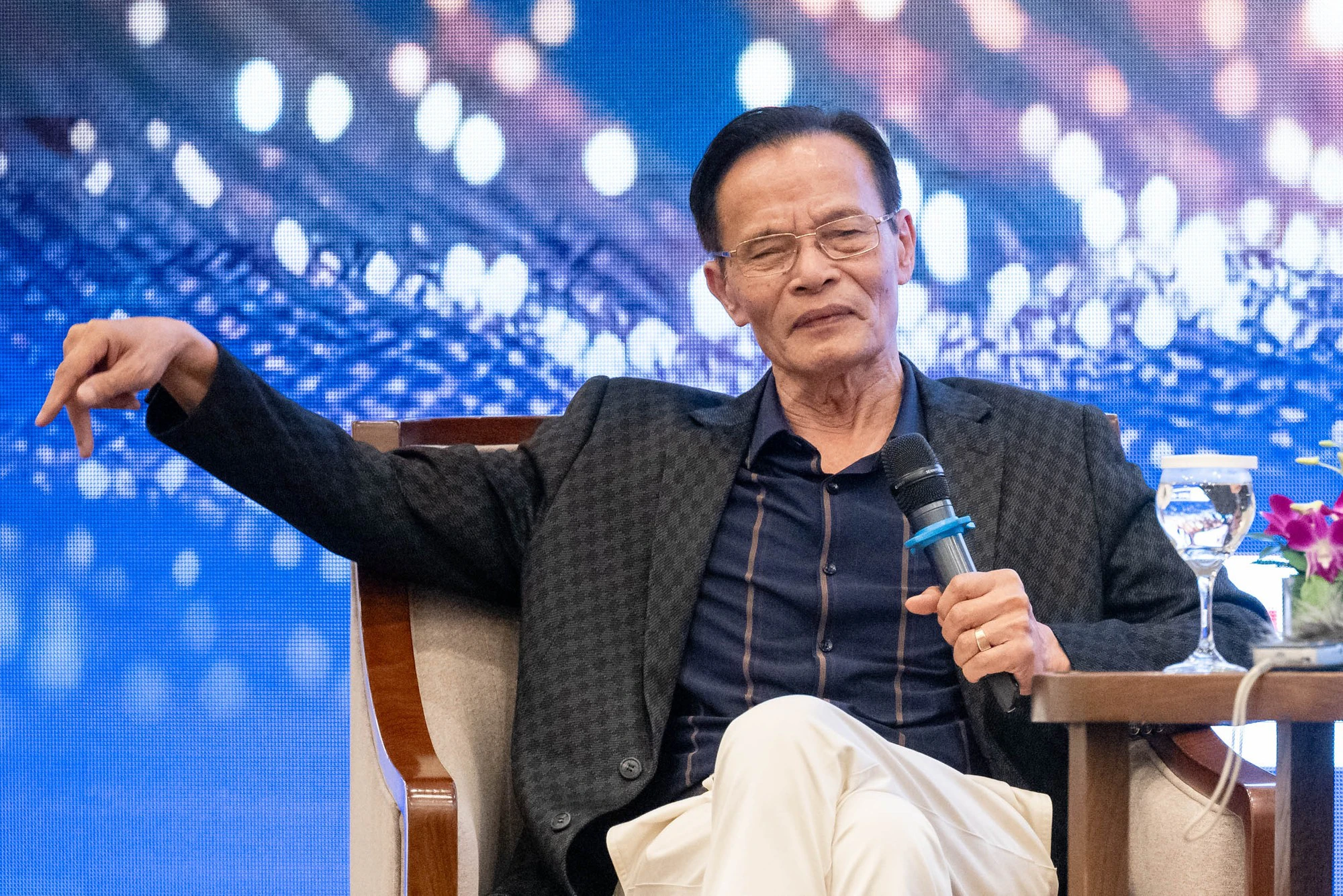 TS. Lê Xuân Nghĩa; Nhà đầu tư bất động sản đừng sợ bị đánh thuế, cứ yên tâm mua vào 1 TS. Lê Xuân Nghĩa nói: Đu tư bất động sản thì phải nhớ là đầu tư vào giá trị tương lai của nó.